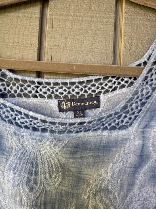 Women”s Democracy Blue Lace Top Size XL - Picture 3 of 6